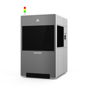 Stampante di produzione di livello industriale, la ProX 800 di 3D Systems consente di creare prototipi con elevato livello di dettaglio e anche modelli per fusione e per stampaggio a iniezione. Usa la stereolitografia.
