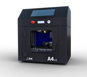 Il modello A4v3 di 3ntr è un tipico esempio di stampante 3D da scrivania che, a un prezzo medio-basso, consente di creare prototipi estetici e funzionali con materiali che spaziano dall’ABS al PLA. Impiega la tecnologia FDM.