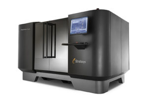 Basata sulla tecnologia PolyJet, Objet1000 Plus è il sistema di stampa 3D che Stratasys ha pensato per stampare oggetti su scala industriale e vassoi misti di prototipi e parti funzionali in più materiali differenti.