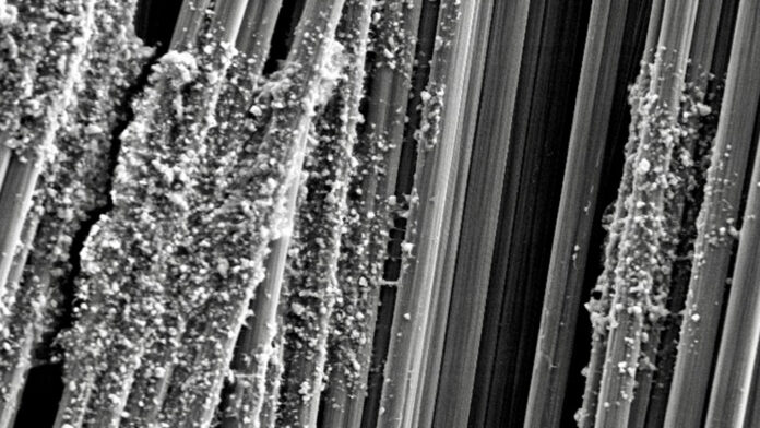 Compositi in fibra di carbonio più resistenti con i nanocristalli di cellulosa